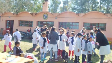 Diario Crónicas: Escuela Nº 110 de Pamer Trabaja Junto a la Comunidad en un Proyecto de Identidad