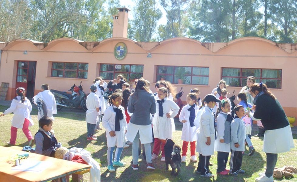 Diario Crónicas: Escuela Nº 110 de Pamer Trabaja Junto a la Comunidad en un Proyecto de Identidad